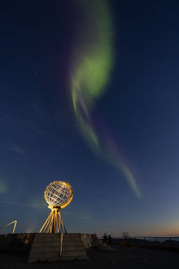 Kuzey ışıkları Nordkapp sembolünün üstünde.