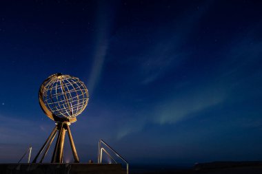 Kuzey ışıkları Nordkapp sembolünün üstünde.