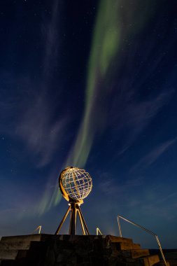 Kuzey ışıkları Nordkapp sembolünün üstünde.