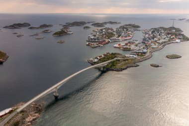 Lofoten Norveç yukarıdan görüldü, Hamny, Henningsvaer, Reine.