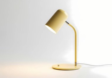 Masadaki modern lamba beyaz arkaplana karşı