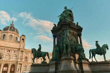 Avusturya 'nın ünlü bir simgesi olan tarihi müzeler ve manikürlü bahçelerle çerçevelenmiş Viyana' daki Maria-Theresien-Platz 'da bulunan İmparatoriçe Maria Theresa Anıtı.