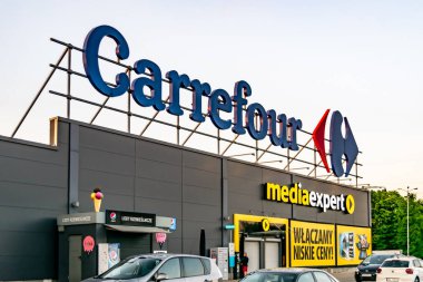 Chorzow, Polonya - 1 Mayıs 2025 - Carrefour Market, Chorzow