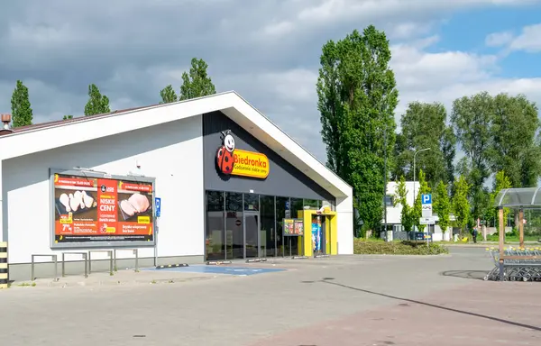 Sosnowiec, Polonya - 11 Mayıs 2025 - Sosnowiec 'teki Biedronka marketi