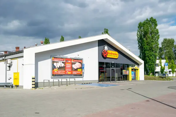 Sosnowiec, Polonya - 11 Mayıs 2025 - Sosnowiec 'teki Biedronka marketi