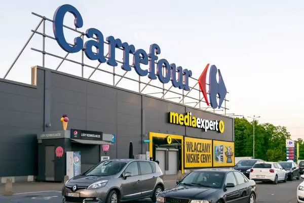 Chorzow, Polonya - 1 Mayıs 2025 - Carrefour Market, Chorzow