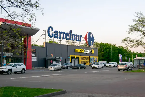 Chorzow, Polonya - 1 Mayıs 2025 - Carrefour Market, Chorzow