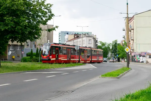 Sosnowiec, Polonya - 31 Mayıs 2025 - Sosnowiec şehrinden geçen kırmızı tramvay