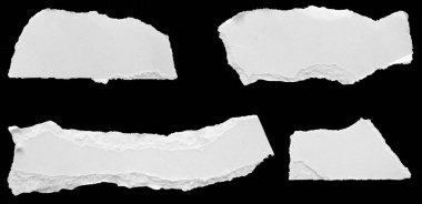 Siyah arkaplanda beyaz kağıtlar