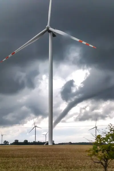 Gelişmekte olan bir kasırganın arka planında elektrikli bir yel değirmeni