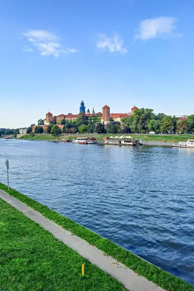 Arkasında nehir olan Krakow 'daki kraliyet kalesi.