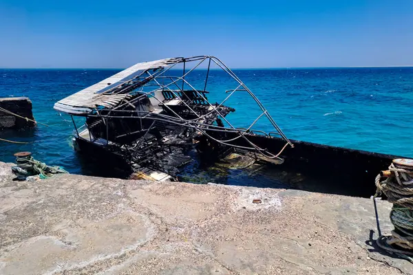 Hurghada limanında yanmış bir gemi enkazı.