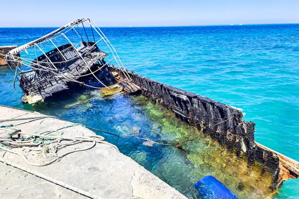 Hurghada limanında yanmış bir gemi enkazı.