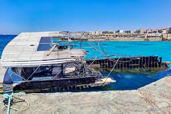 Hurghada limanında yanmış bir gemi enkazı.