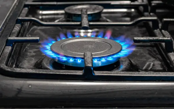 Mutfak ocağı ve yanan gaz.