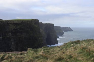 Moher Kayalıkları, İrlanda 'nın en ikonik doğal cazibelerinden biridir ve yılda bir milyondan fazla ziyaretçi çeker. Clare İlçesi 'nin Burren bölgesinin güneybatı kıyısında yer alan bölge, Atlantik kıyısı boyunca yaklaşık 14 kilometre uzanır.