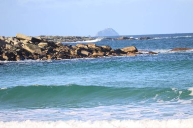 İlçe Mayo, İrlanda 'nın Vahşi Atlantik Yolu' nda ülkenin en görkemli ve çeşitli plajlarına sahiptir. Korunaklı koylardan, turkuaz sulara, uçsuz bucaksız rüzgarlı kumlara kadar her tercih için bir kumsal var..