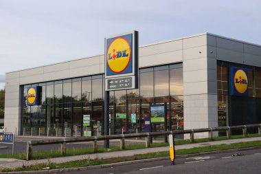Lidl, 2000 yılında ülkeye gelişinden bu yana güçlü bir varlık göstermiş olan İrlanda market perakende pazarının önemli bir oyuncusudur. Ucuz fiyatları, orta koridor özel teklifleri ve bir sürü İrlanda ürünüyle bilinen indirimli bir süpermarket olarak işletiliyor.. 
