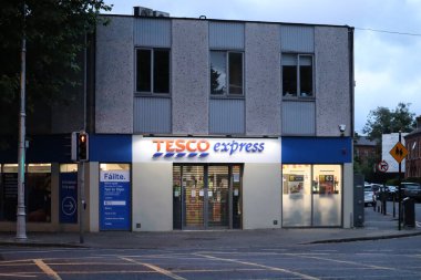 Tesco Ireland önde gelen bir süpermarket perakendecisi ve Tesco plc adlı çok uluslu grubun tam teşekküllü bir yan kuruluşu. İrlanda genelinde büyük bir mağaza ağı işletiyor ve ülkenin önde gelen özel işverenlerinden biri..