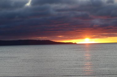 İrlanda 'nın kuzey enlemi nedeniyle, gün doğumu zamanı yıl boyunca önemli ölçüde değişir. Haziran ayında, güneş genellikle sabah 5: 00' ten önce erken doğar ve akşam 10: 00 'dan sonra batar.. 