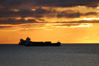 İrlanda 'nın kuzey enlemi nedeniyle, gün doğumu zamanı yıl boyunca önemli ölçüde değişir. Haziran ayında, güneş genellikle sabah 5: 00' ten önce erken doğar ve akşam 10: 00 'dan sonra batar.. 