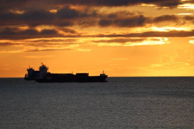 İrlanda 'nın kuzey enlemi nedeniyle, gün doğumu zamanı yıl boyunca önemli ölçüde değişir. Haziran ayında, güneş genellikle sabah 5: 00' ten önce erken doğar ve akşam 10: 00 'dan sonra batar.. 