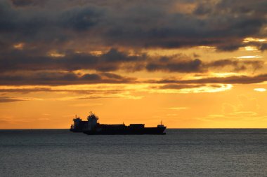 İrlanda 'nın kuzey enlemi nedeniyle, gün doğumu zamanı yıl boyunca önemli ölçüde değişir. Haziran ayında, güneş genellikle sabah 5: 00' ten önce erken doğar ve akşam 10: 00 'dan sonra batar.. 