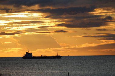 İrlanda 'nın kuzey enlemi nedeniyle, gün doğumu zamanı yıl boyunca önemli ölçüde değişir. Haziran ayında, güneş genellikle sabah 5: 00' ten önce erken doğar ve akşam 10: 00 'dan sonra batar.. 