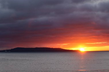 İrlanda 'nın kuzey enlemi nedeniyle, gün doğumu zamanı yıl boyunca önemli ölçüde değişir. Haziran ayında, güneş genellikle sabah 5: 00' ten önce erken doğar ve akşam 10: 00 'dan sonra batar.. 