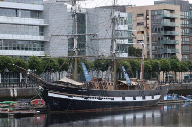 Liffey Nehri, Dublin 'in ana nehridir ve şehrin Wicklow Dağları' ndan Dublin 'in merkezine ve oradan da Dublin Körfezi' ne kadar uzanır. Yüzyıllardır şehrin can damarı olmuştur.