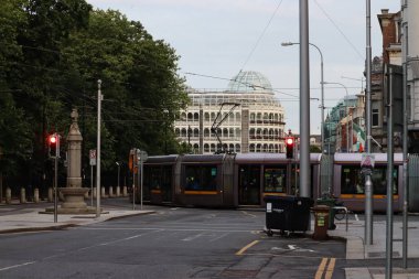 St. Stephen 's Green, Dublin' in şehir merkezinde, Grafton Caddesi 'nin tepesinde bulunan tarihi bir halk parkı ve bahçe meydanı. 22 dönümü kaplayan bu alan, şehrin hareketli caddeleri arasında huzurlu ve yeşil bir alan sağlıyor..