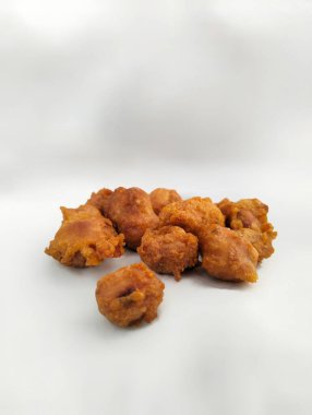 Kacang telur olarak bilinen geleneksel fıstık ezmesi yığını, temiz beyaz bir arka plana yerleştirilmiş.