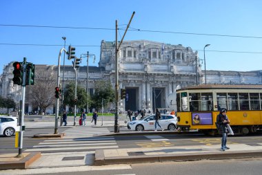 Milano Merkez Tren İstasyonu 'nun önündeki Piazza Duca d' Aosta Milano, İtalya 