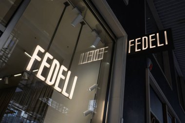 Fedeli giyim markası vitrinde neon levhası, Milan, İtalya