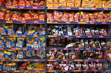 Aylakların farklı türleri, İngiltere, İngiltere 'de raflarda tek paket cips bulunduruyor.