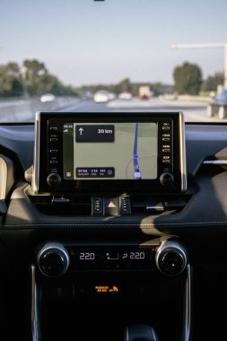 Ekranda ayrıntılı harita, rota ve hedefe uzaklık gösteren bir araçtaki GPS navigasyon sistemi.