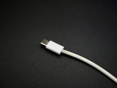 USB tip C kablosu, pürüzsüz, makro detaylarda yakalanan kompakt bir konnektör. Hızlı şarj, veri transferi, teknolojik aksesuarlar gibi kavramları göstermek için mükemmel.
