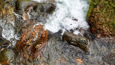 Hızlı akan dere suları, doğa ile bir keşif ve bağlantı hissi uyandırarak, onu sürdürülebilir turizm ve yeşil mesajlar için mükemmel bir zemin haline getiriyor.