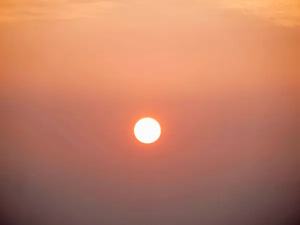 Günbatımının sanatsal kompozisyonu atmosferik sislerin içinde yavaşça parlıyor, huzur verici ve rahatlatıcı bir zemin oluşturuyor. Farkındalık, sakinlik ve basitlik temaları için mükemmel bir seçim.