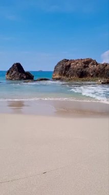 Güzel sahil, dalgalar, mercan resifleri, mavi deniz ve Endonezya Bandar Lampung 'da mavi gökyüzü. Güzel doğa.