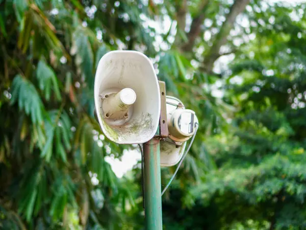 Açık hava kornosu hoparlörüne yakın çekim, halka açık alanlarda uzun mesafelerde yayın yapmak için tasarlandı.