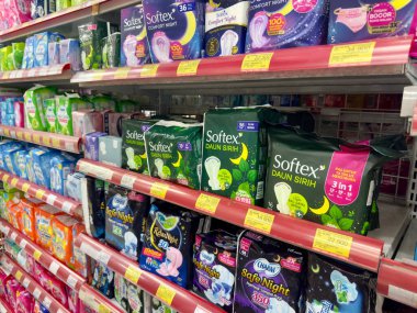 Jakarta, Endonezya-9 Ağustos 2025: Kadın hijyenik pedlerinin ve iç çamaşırlarının perakende satış raflarında sergilenen editörlük fotoğrafı. Farklı renk, boyut ve fonksiyonlara sahip ambalaj