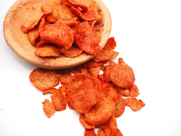 Beyaz arka planda izole edilmiş, çıtır çıtır ve baharatlı biber aromalı lezzetli Endonezya atıştırmalık havzası.