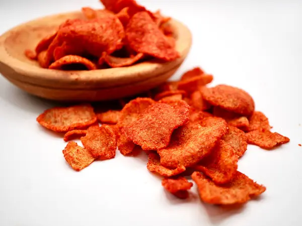 Beyaz arka planda acı biber tozuyla tatlandırılmış Endonezya usulü kızarmış havan krakeri.