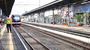 Cakarta, Endonezya - 24 Ağustos 2025: CLI-125 numaralı PT KAI banliyö hattının CLI-125 sefer sayılı görüntüleri, Endonezya 'nın Jakarta kentindeki Cawang İstasyonu' nda ele geçirildi.