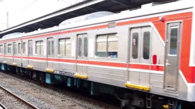 Jakarta, Endonezya - 24 Ağustos 2025: PT KAI banliyö treni Cawang İstasyonu, Jakarta, Endonezya 'da durdu. Günlük taşımacılık yoğun yolcu faaliyetleri gösteriyor