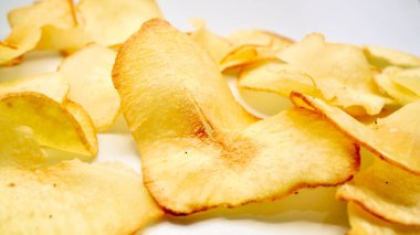 Açık altın renginde taze yapılmış kasava cipsi. Doğal atıştırmalıkları, glütensiz ürünleri veya tropikal mutfak fotoğrafçılığını teşvik etmek için birebirdir.