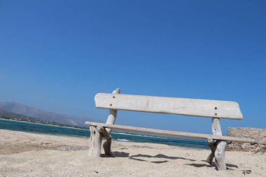 Ege Denizi 'ndeki Yunan adası Rhodes sahilindeki bankta.