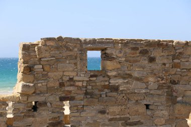 İsrail 'in kuzeyindeki Akdeniz kıyısındaki kalenin eski kalıntıları.