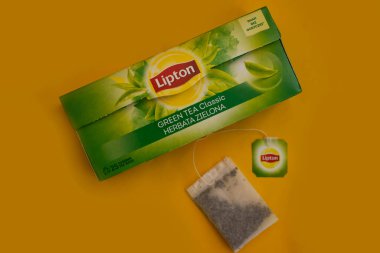 11 Ekim 2022 Ukrayna şehri Kyiv yeşil çay renkli bir arka planda Lipton